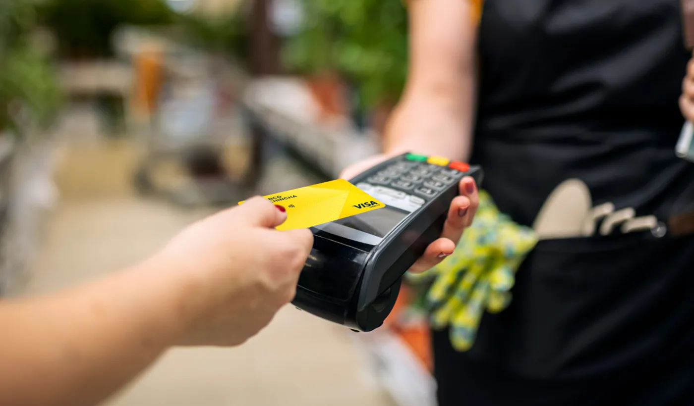 Qué es la tarjeta de débito y cómo usarla para comprar.